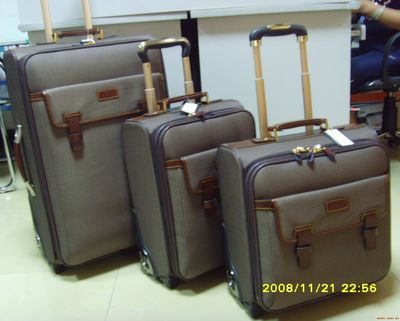 廣州市浩鵬箱包皮具-廣州市花都區花山鎮東湖安置區東聯路-生產、加工、批發、零售:箱包、皮具,貨物及技術進出口.-產品展廳