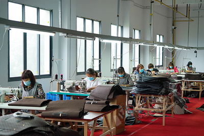 茶店子:安置點(diǎn)內(nèi)工廠忙(圖)